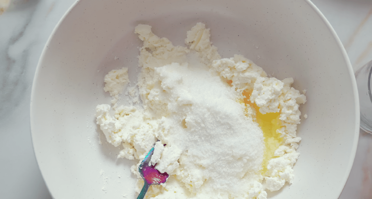 Рецепт найшвидшого сирного тіста для булочок, де зовсім мало борошна