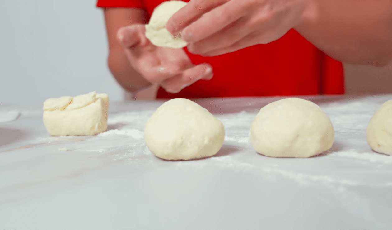 Рецепт найшвидшого сирного тіста для булочок, де зовсім мало борошна