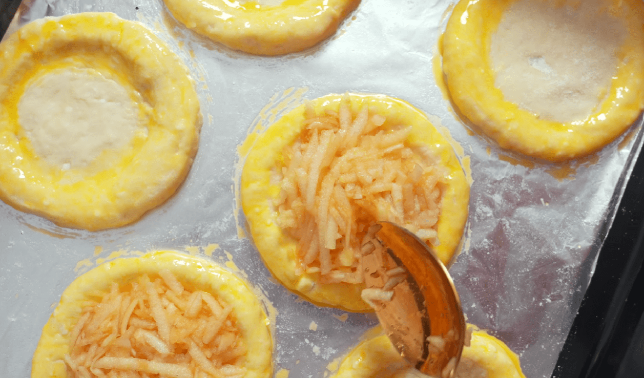 Рецепт найшвидшого сирного тіста для булочок, де зовсім мало борошна