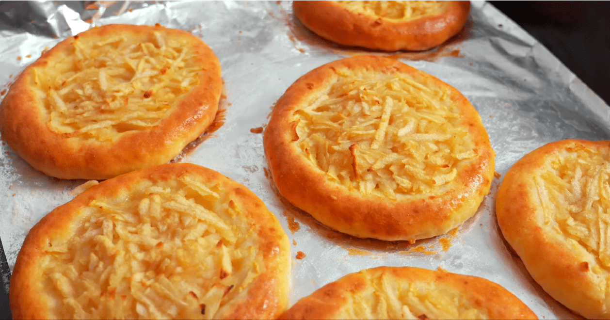 Рецепт найшвидшого сирного тіста для булочок, де зовсім мало борошна