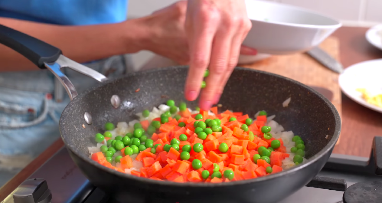 Рецепт дуже смачного смаженого рису з овочами та яйцем по-китайськи