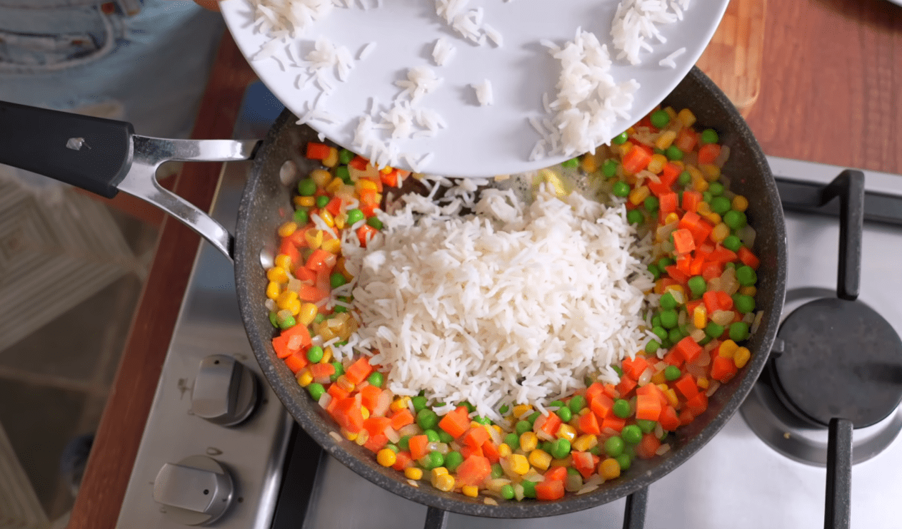 Рецепт дуже смачного смаженого рису з овочами та яйцем по-китайськи
