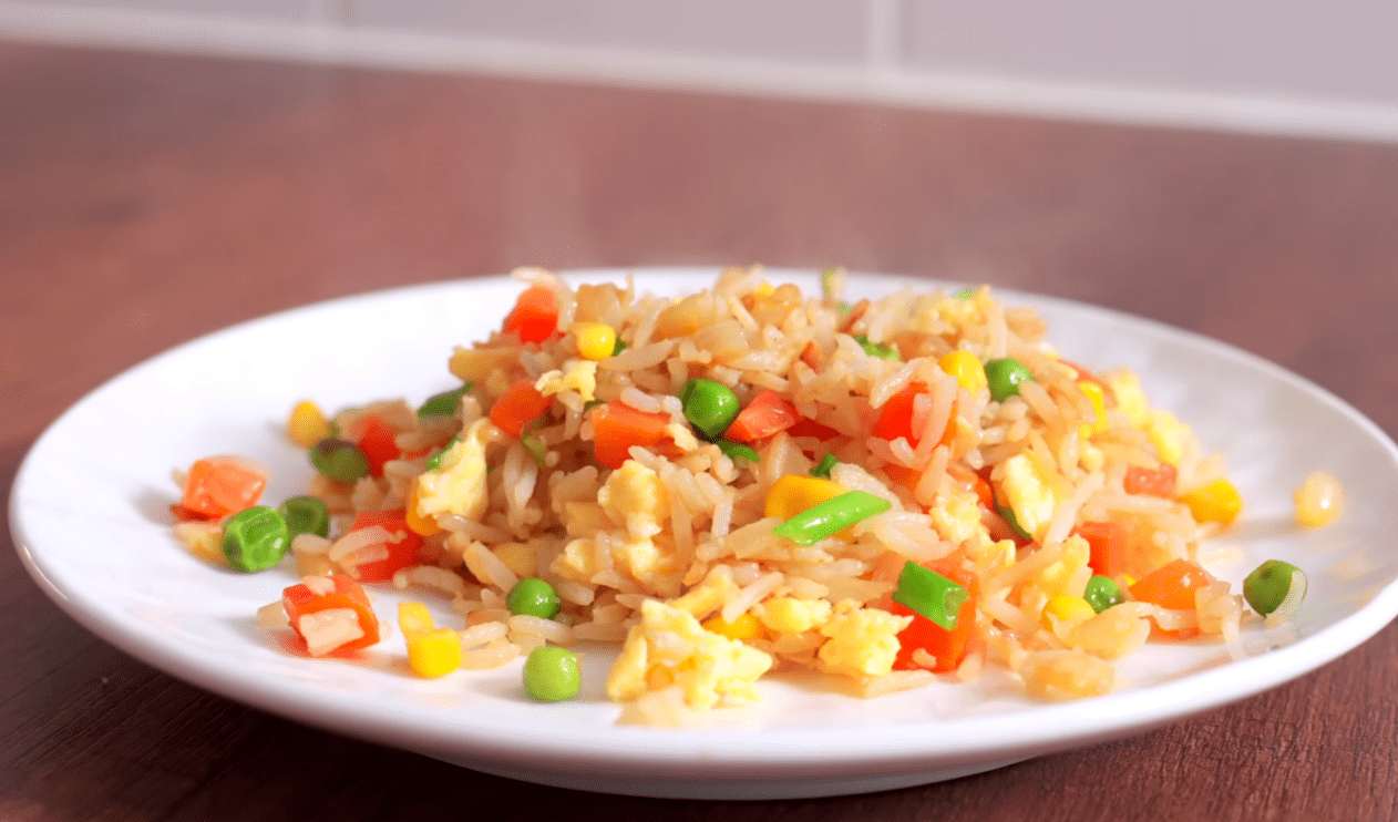 Рецепт дуже смачного смаженого рису з овочами та яйцем по-китайськи