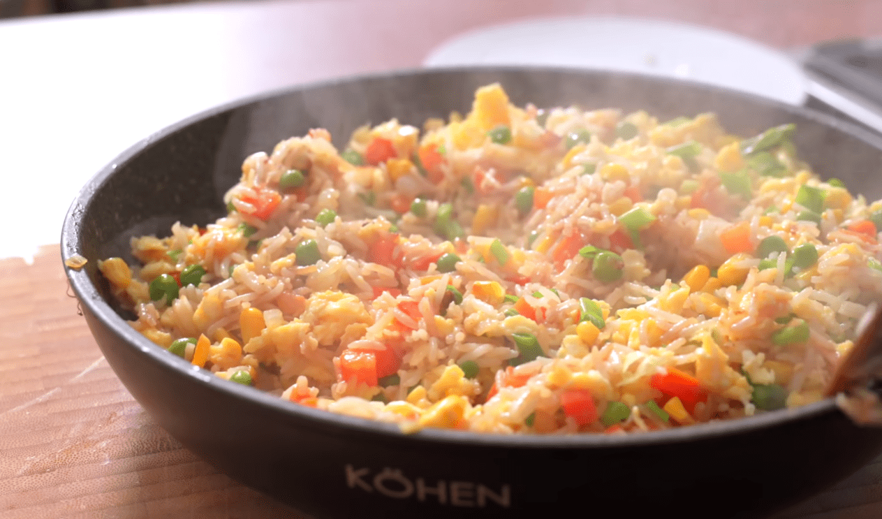 Рецепт дуже смачного смаженого рису з овочами та яйцем по-китайськи