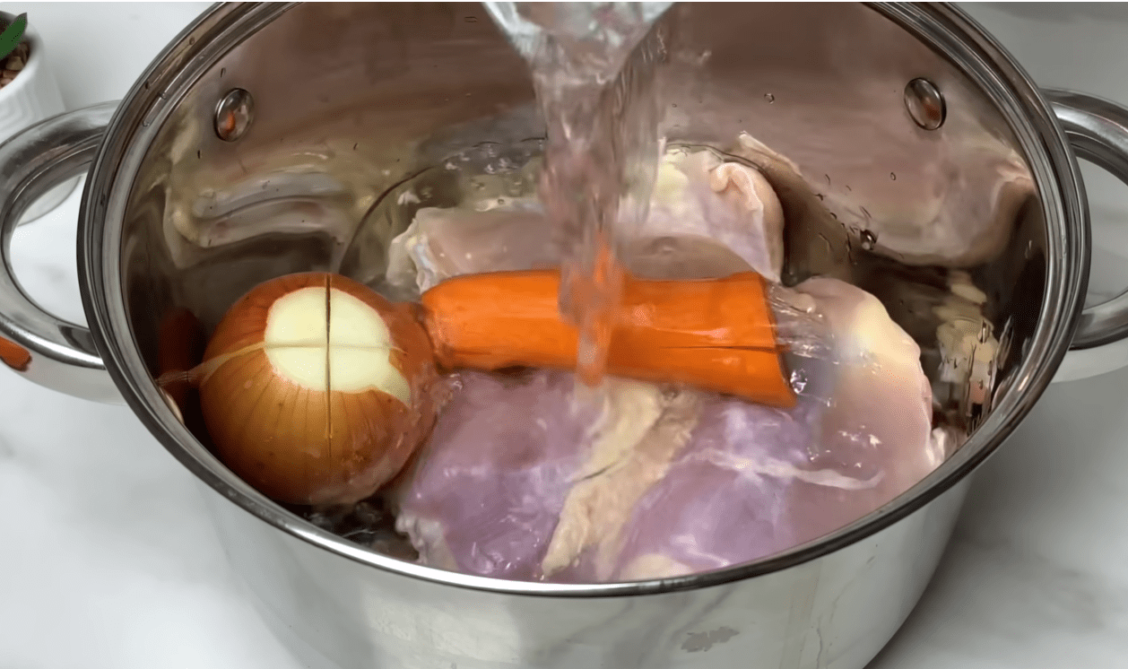 Рецепт курячого польського супу, який підкорив своїм смаком мільйони людей