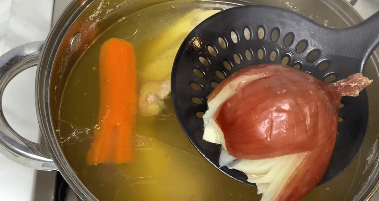 Рецепт курячого польського супу, який підкорив своїм смаком мільйони людей