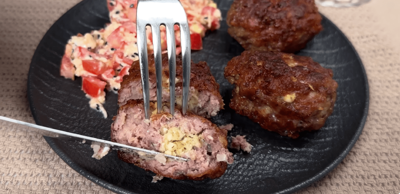 Рецепт котлет з незвичайною начинкою, яка повністю змінює їх смак