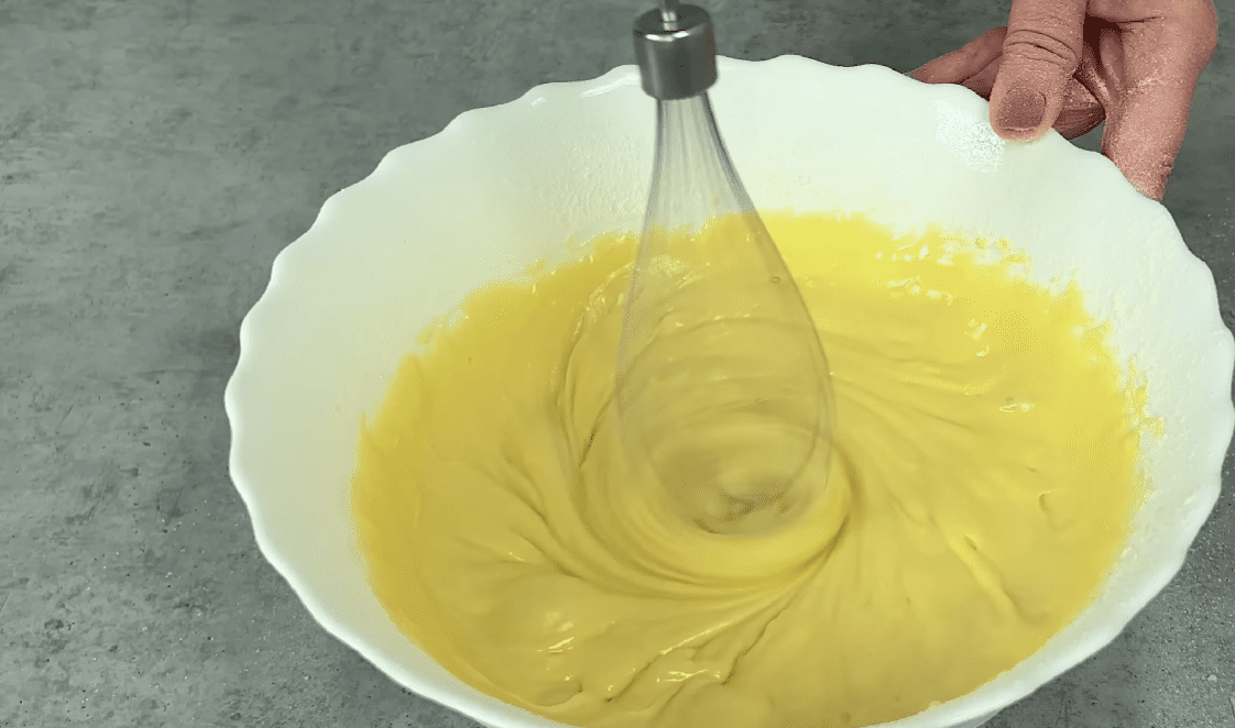 Рецепт найшвидшого пирога із замороженими ягодами, який вже у всіх трендах