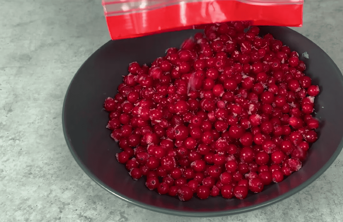 Рецепт найшвидшого пирога із замороженими ягодами, який вже у всіх трендах