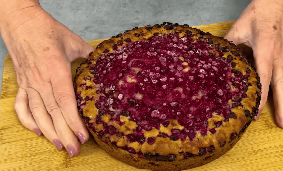 Рецепт найшвидшого пирога із замороженими ягодами, який вже у всіх трендах