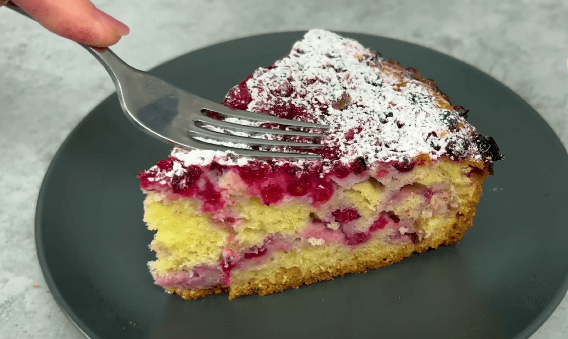 Рецепт найшвидшого пирога із замороженими ягодами, який вже у всіх трендах