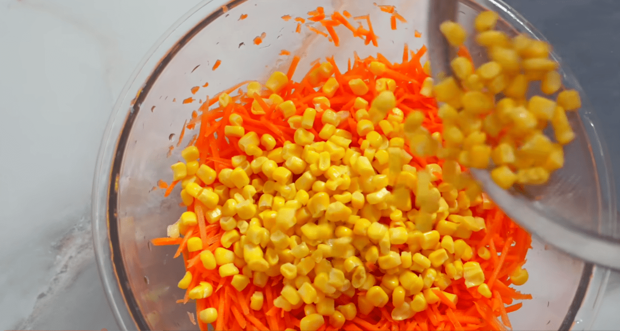 Рецепт мега вітамінного салату зі свіжої моркви, гранату та кукурудзи