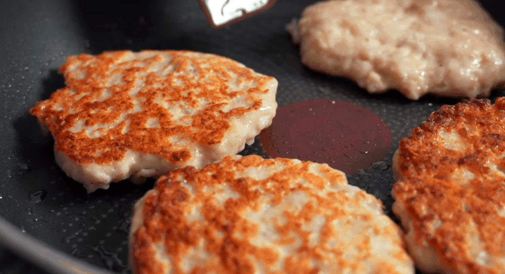 Додаю до курячого фаршу 2 ложки ЦЬОГО продукту і котлети виходять мега соковитими – перевірено 