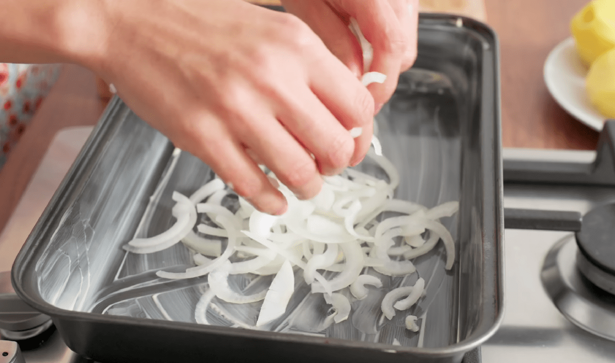 Кулінарка дала рецепт смачної вечері з курки та картоплі у духовці