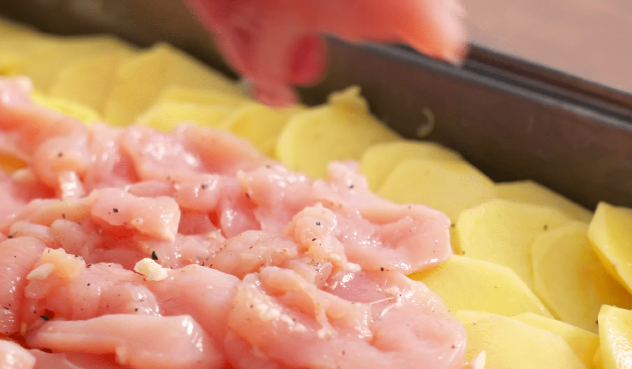 Кулінарка дала рецепт смачної вечері з курки та картоплі у духовці