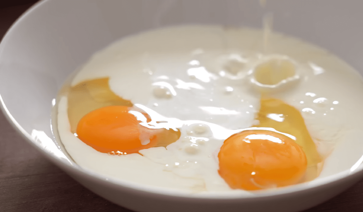 Кулінарка дала рецепт смачної вечері з курки та картоплі у духовці