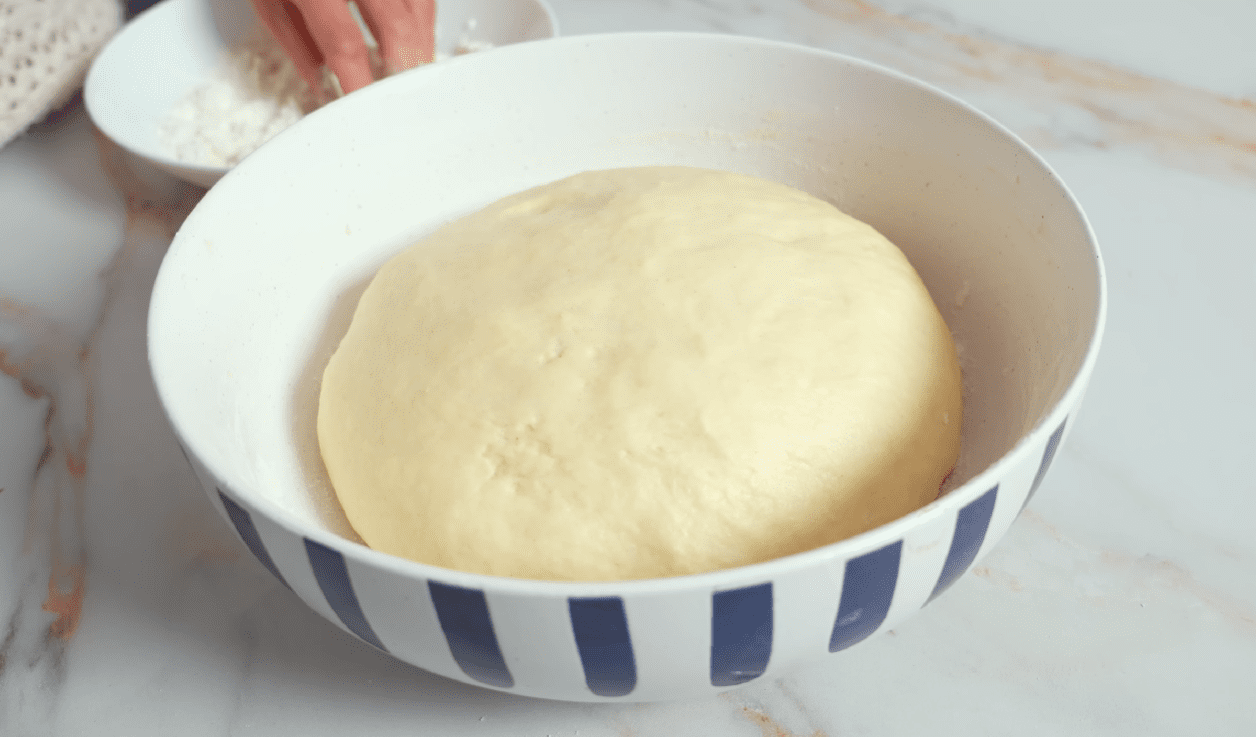 Рецепт пухового пирога з карамеллю та корицею з невагомого тіста