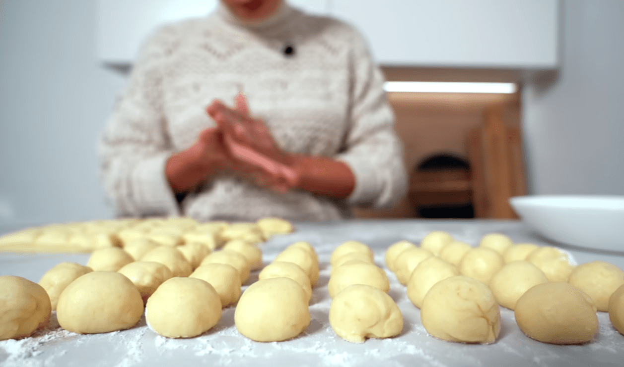 Рецепт пухового пирога з карамеллю та корицею з невагомого тіста