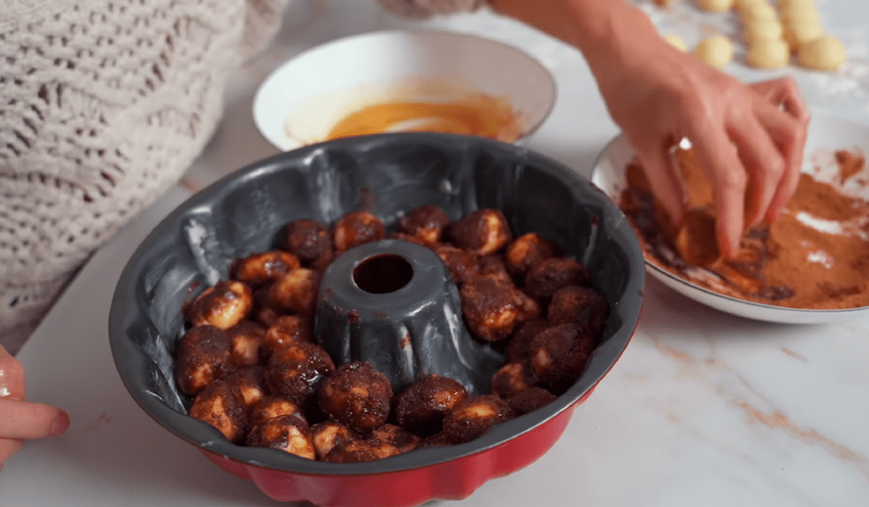 Рецепт пухового пирога з карамеллю та корицею з невагомого тіста