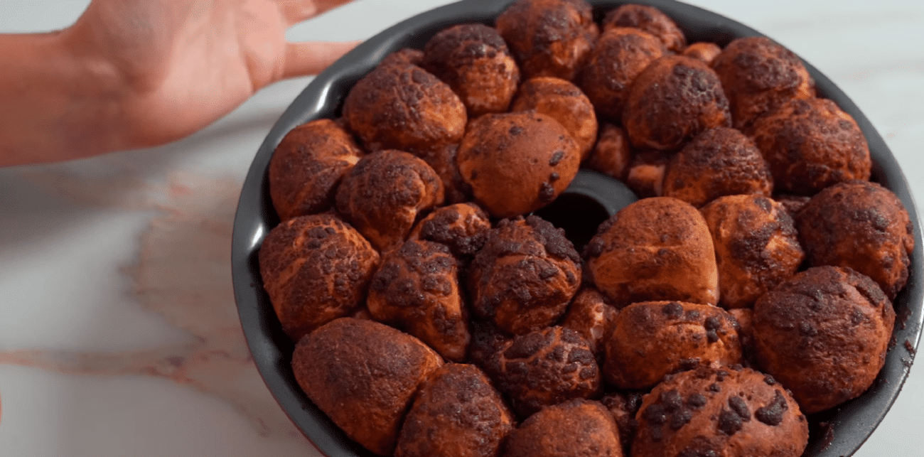 Рецепт пухового пирога з карамеллю та корицею з невагомого тіста