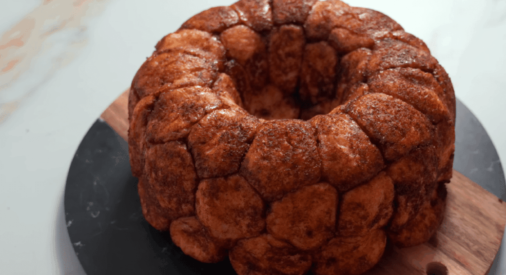 Пуховий пиріг з карамеллю та корицею до кави та чаю! Невагоме тісто – це вам не яблучна Шарлотка 