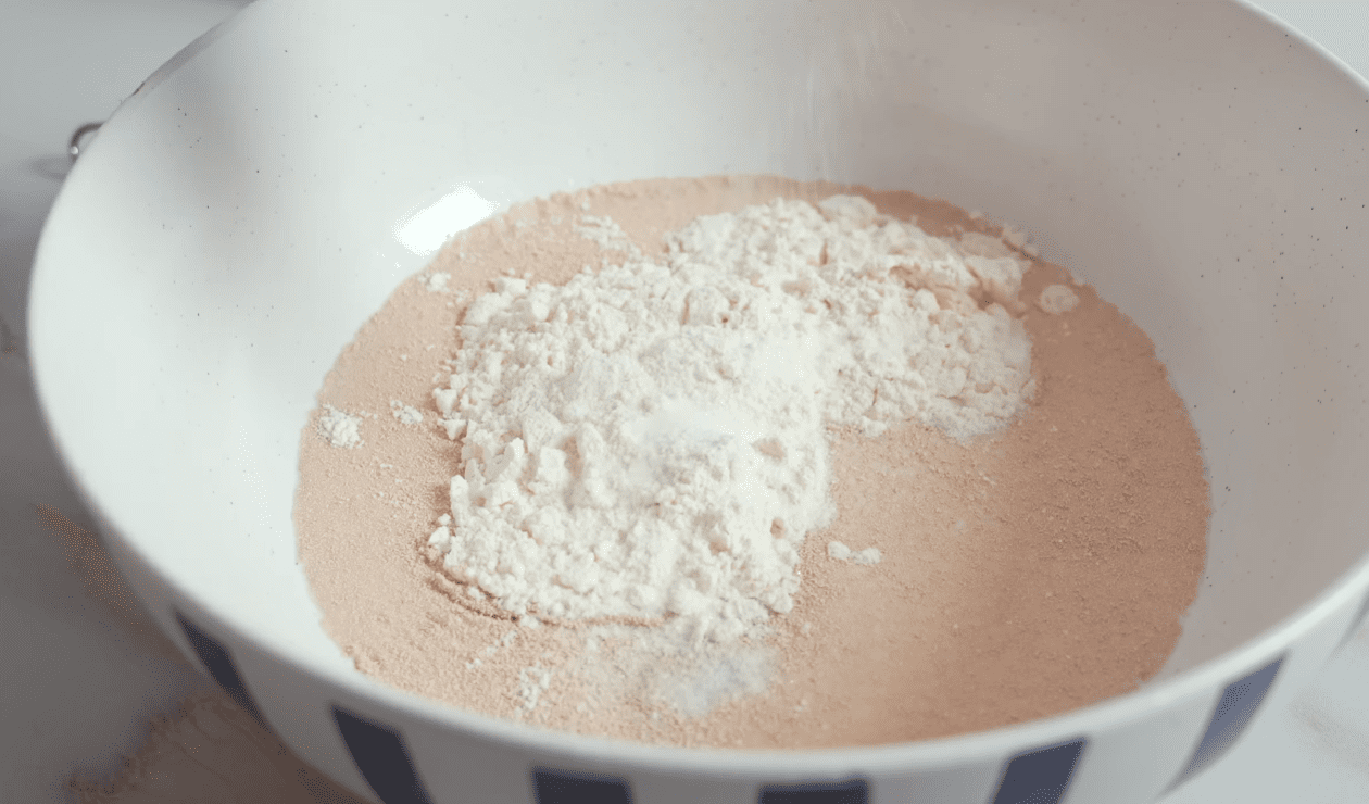 Рецепт пухового пирога з карамеллю та корицею з невагомого тіста