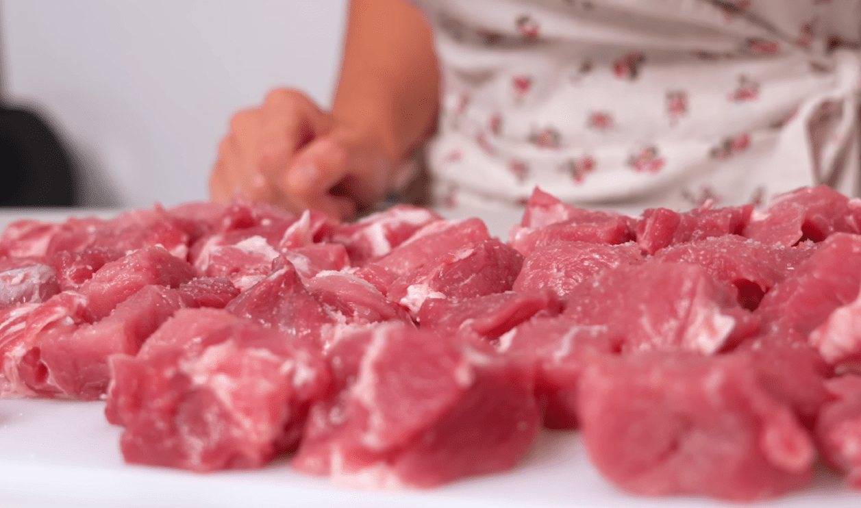 Рецепт гуляшу зі свинини з підливою, де м'ясо просто тане у роті