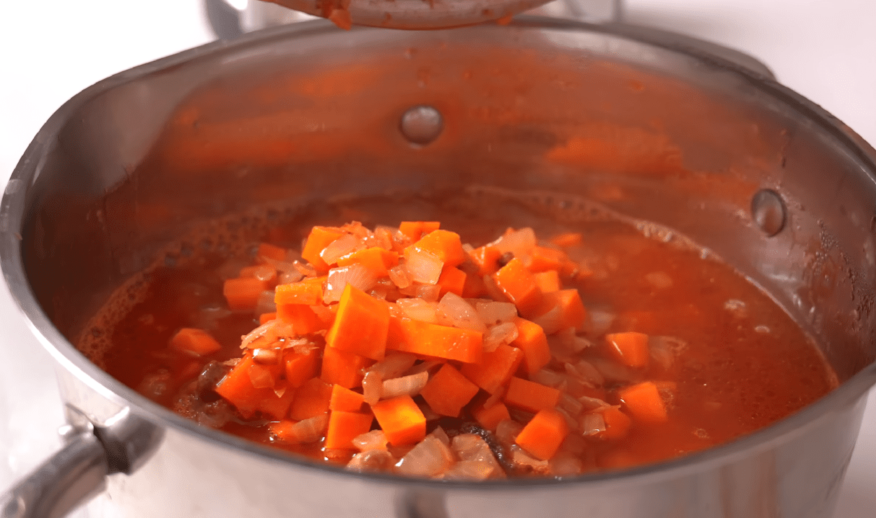 Рецепт гуляшу зі свинини з підливою, де м'ясо просто тане у роті