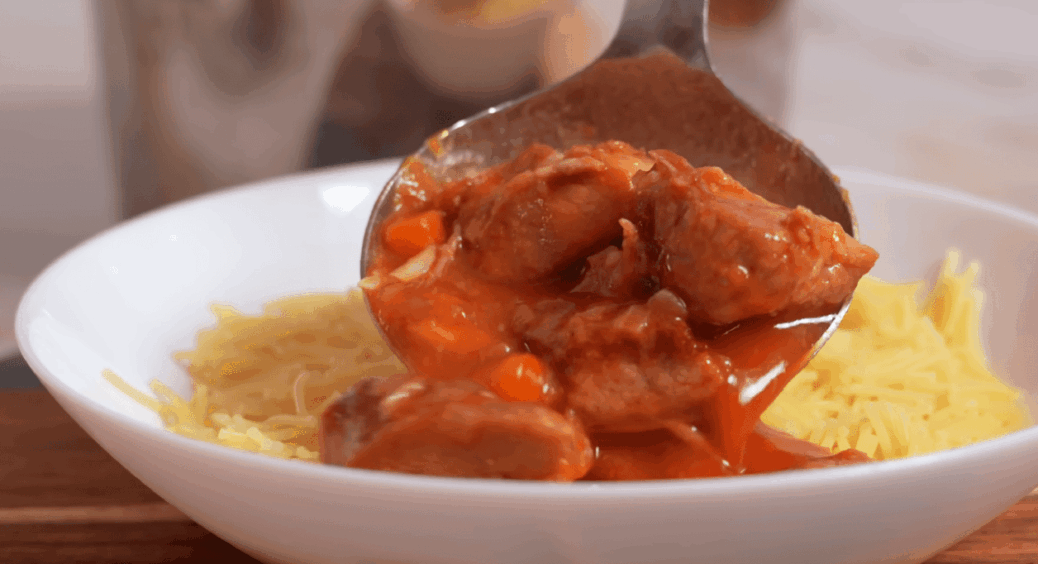 До пюре, макаронів та рису: гуляш, у якому м’ясо просто тане у роті + дуже смачна підлива 