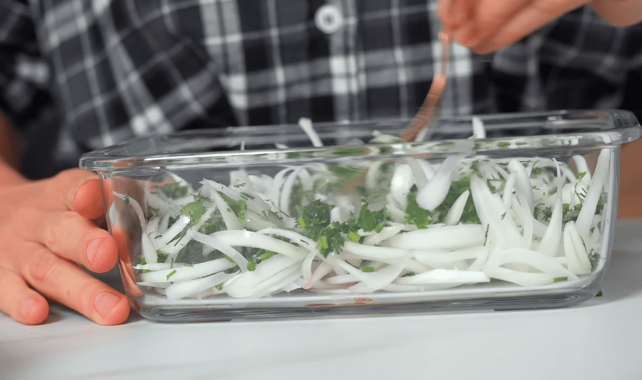 Кулінарі розповіли, як приготувати лінивий бешбармак з 2 курячих стегенець