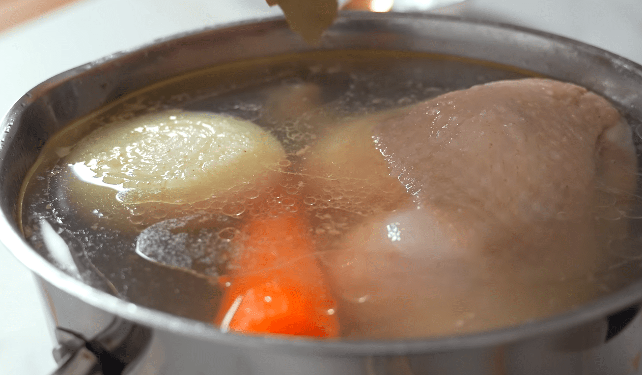 Кулінарі розповіли, як приготувати лінивий бешбармак з 2 курячих стегенець