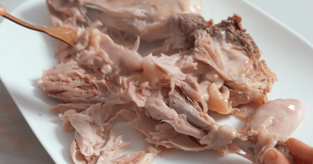 Кулінарі розповіли, як приготувати лінивий бешбармак з 2 курячих стегенець