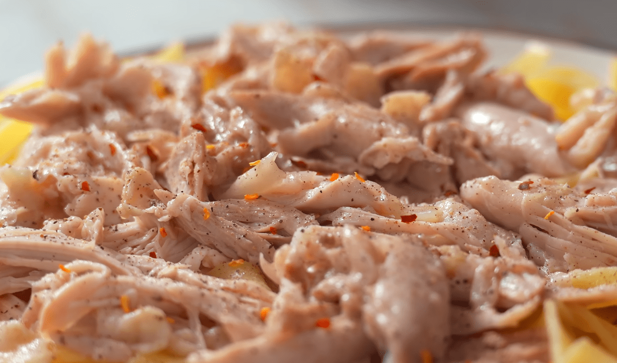 Кулінарі розповіли, як приготувати лінивий бешбармак з 2 курячих стегенець