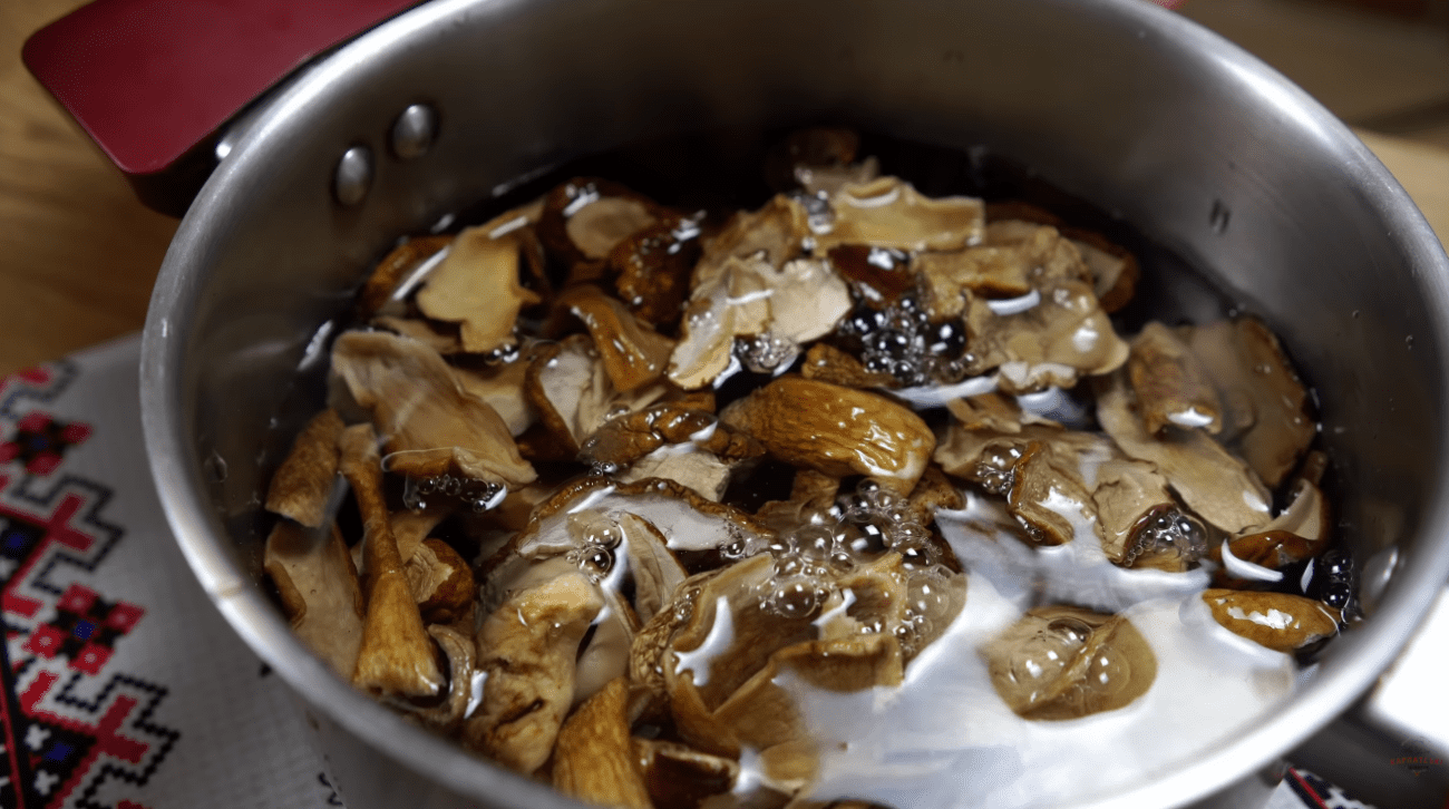 Рецепт легендарної закарпатської підливи із сушених місцевих грибів