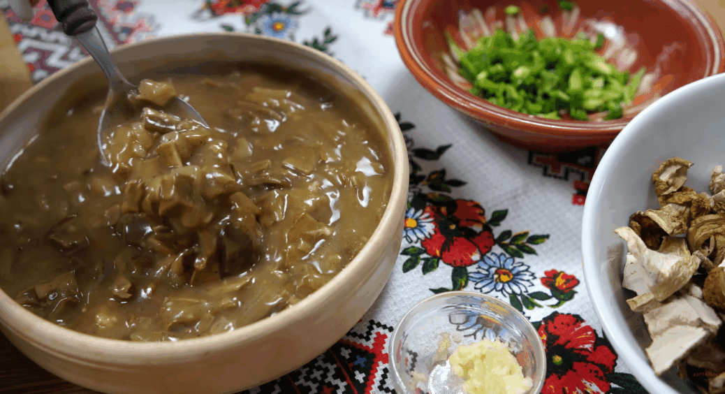 Легендарна закарпатська підливка з сушених грибів за 30 хвилин: аромат – на весь під’їзд 