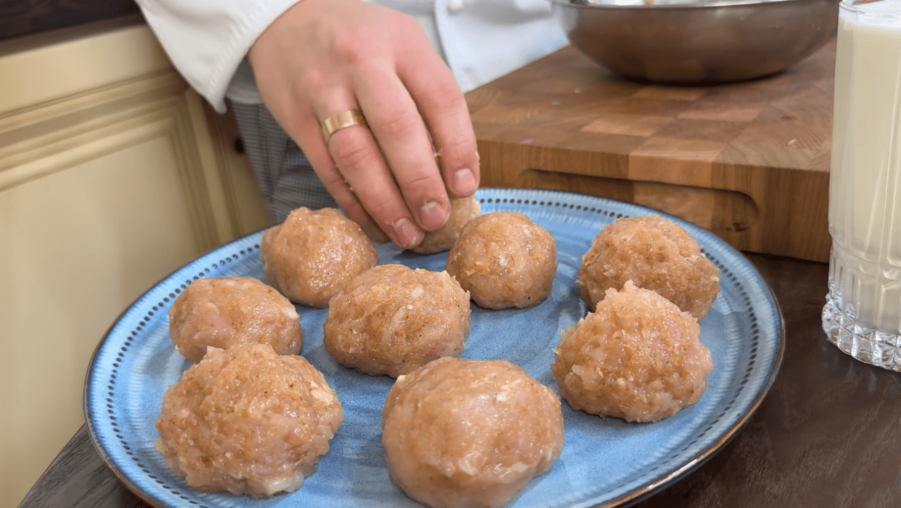 Рецепт соковитих тефтелів в оригінальному грибному соусі, як у МастерШе