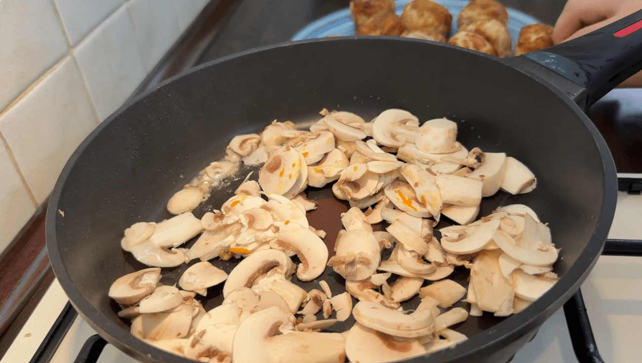 Рецепт соковитих тефтелів в оригінальному грибному соусі, як у МастерШе