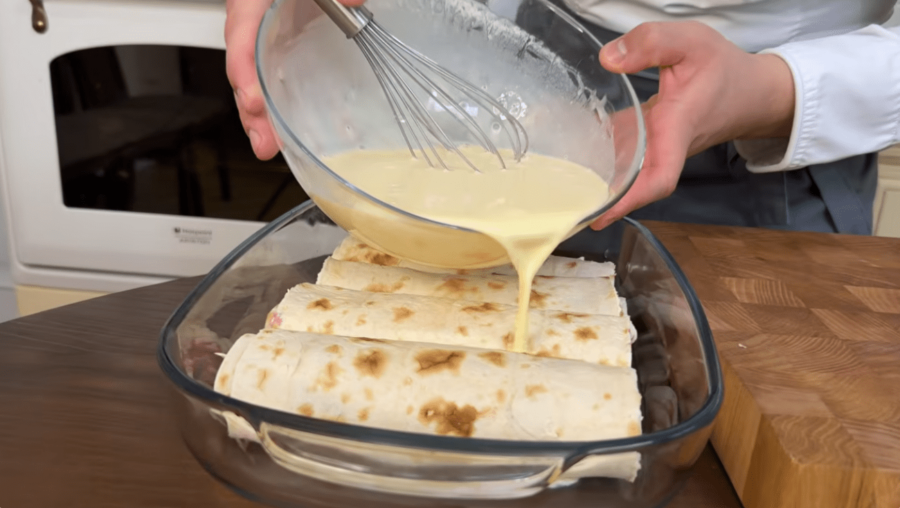 Найпростіший рецепт пирога з сиром без мороки – все змішали і готове