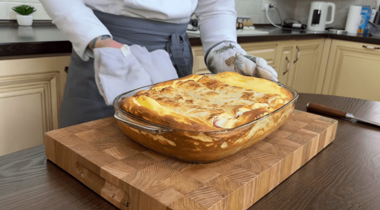 Найпростіший рецепт пирога з сиром без мороки – все змішали і готове