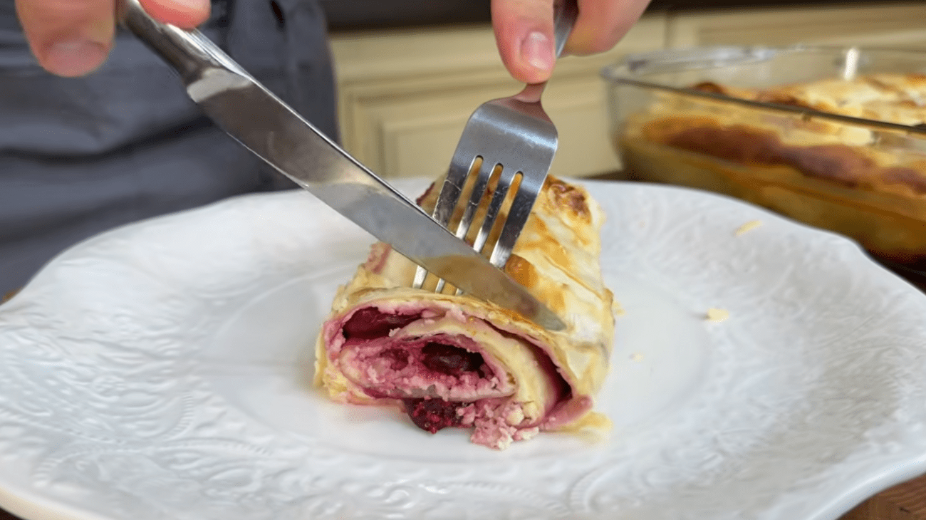 Найпростіший рецепт пирога з сиром без мороки – все змішали і готове