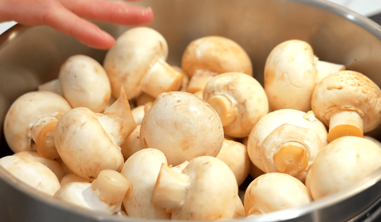 Рецепт маринованих печериць, які виходять в 2 рази дешевше за покупні