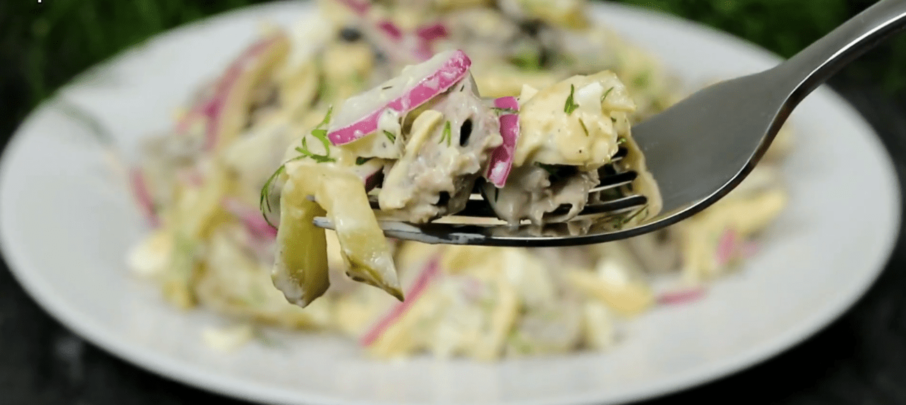 Рецепт святкового салату з тертим сиром, про який незаслужено забули