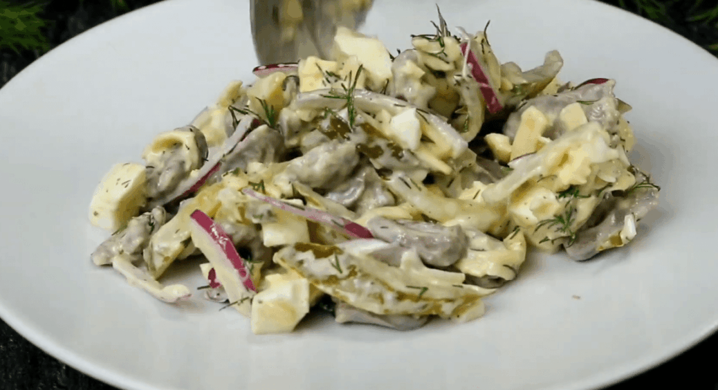 ТОП-1 страва у моєму меню на кожен день: готуємо салат з оселедцем і цибулею – смакота ще та 