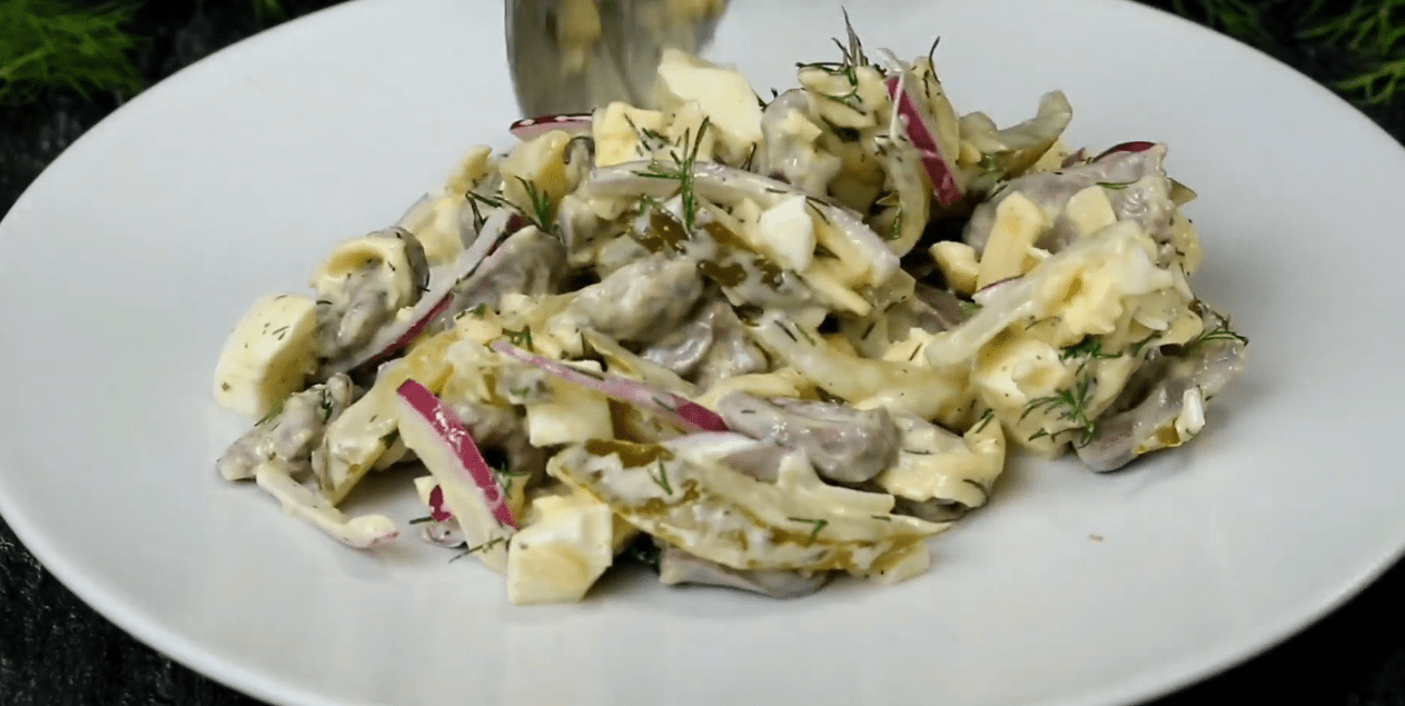 Рецепт святкового салату з тертим сиром, про який незаслужено забули