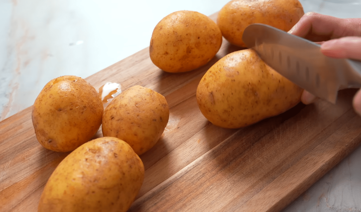 Рецепт картоплі в духовці з цікавим соусом з масла та запеченого часнику