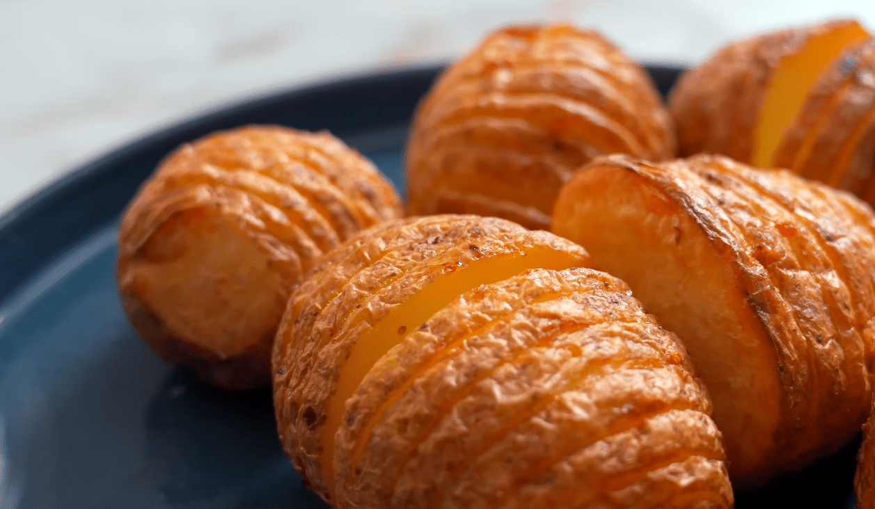 Рецепт картоплі в духовці з цікавим соусом з масла та запеченого часнику