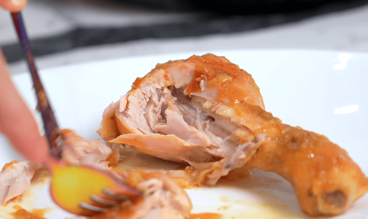 Рецепт курки по-єврейськи у цибулевій підливці з додаванням соди. Фото: з Ютуб-каналу Alina FooDee