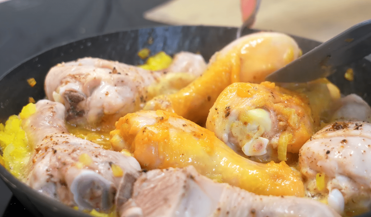 Рецепт курки по-єврейськи у цибулевій підливці з додаванням соди Фото: з Ютуб-каналу Alina FooDee