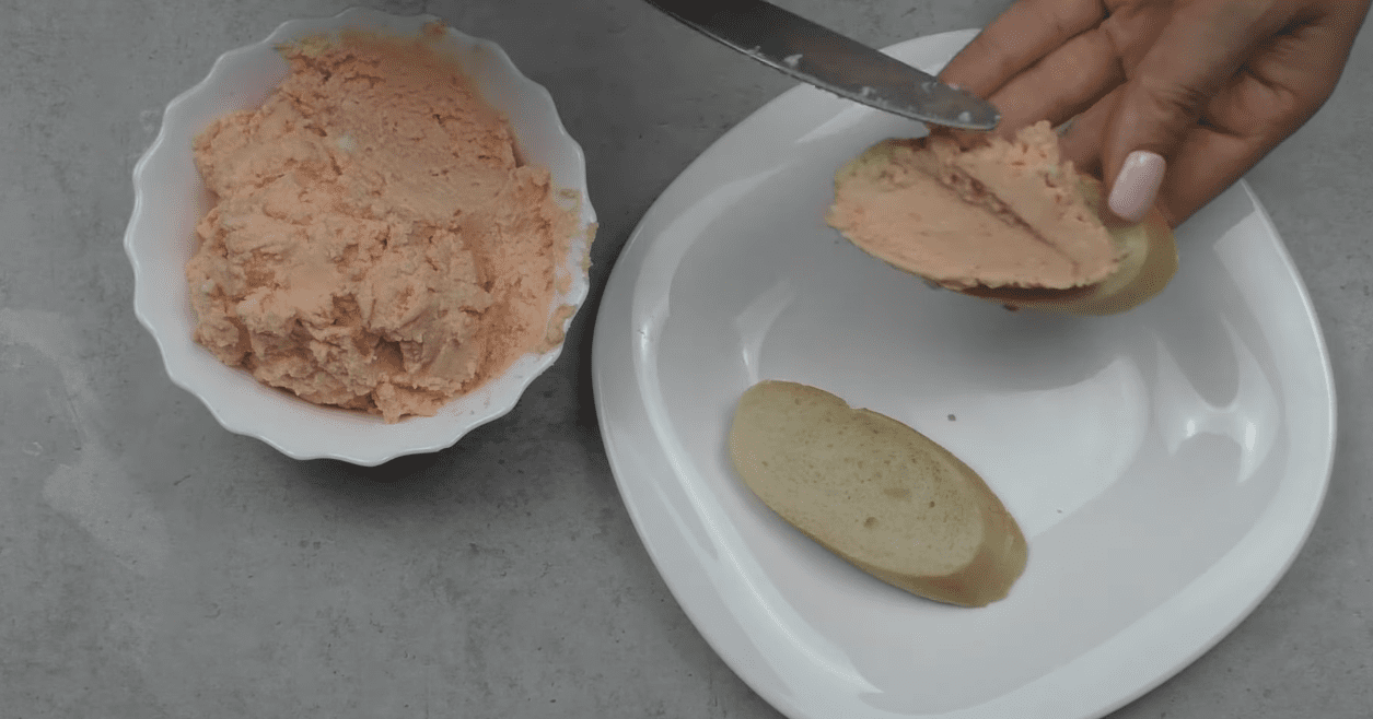 Рецепти 3 недорогих намазок на святковий стіл замість нарізки з ковбаси