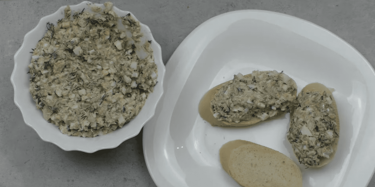 Рецепти 3 недорогих намазок на святковий стіл замість нарізки з ковбаси